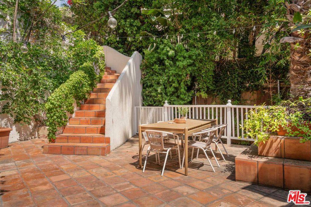 Los Angeles, CA 90069,9146 St Ives DR