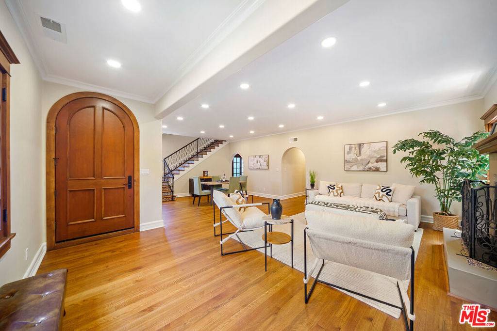 Los Angeles, CA 90004,588 N Gower ST