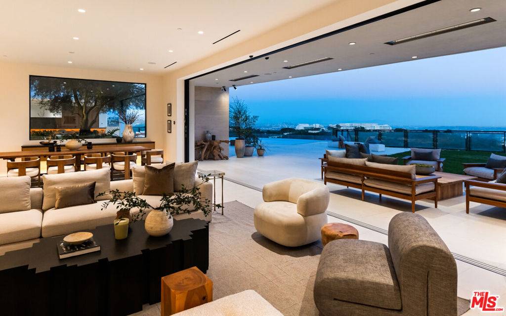 Los Angeles, CA 90049,1204 Chickory LN
