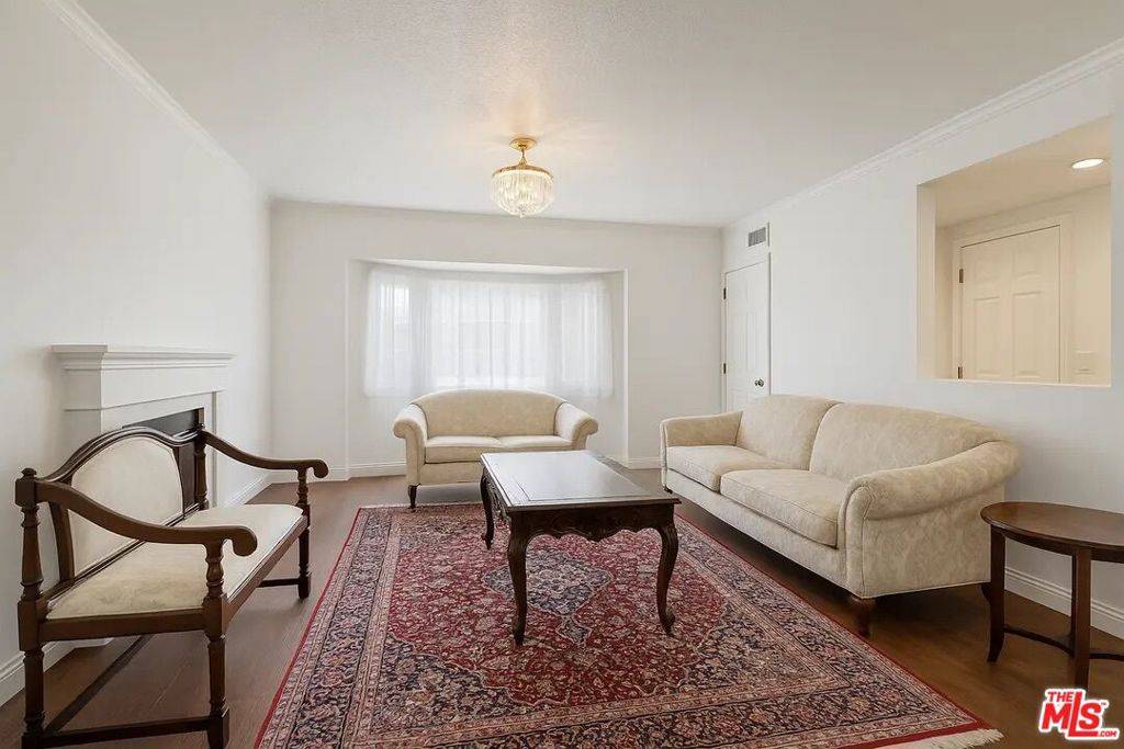 Woodland Hills, CA 91367,21620 Burbank BLVD #9