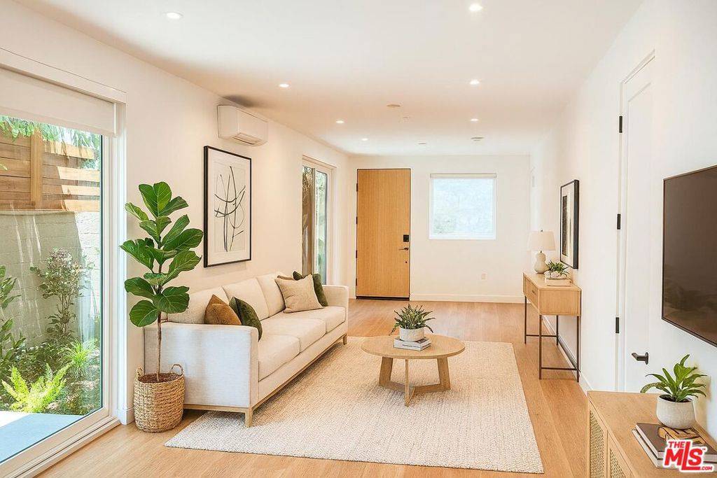 North Hollywood, CA 91601,10821 Morrison ST #Unit 3