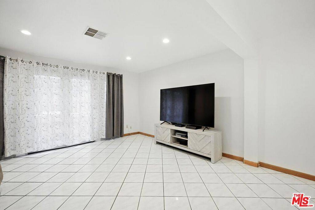 Van Nuys, CA 91405,7422 Hazeltine AVE #3