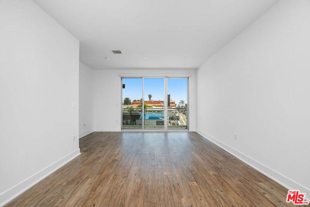 Los Angeles, CA 90049,1168 S Barrington AVE #209