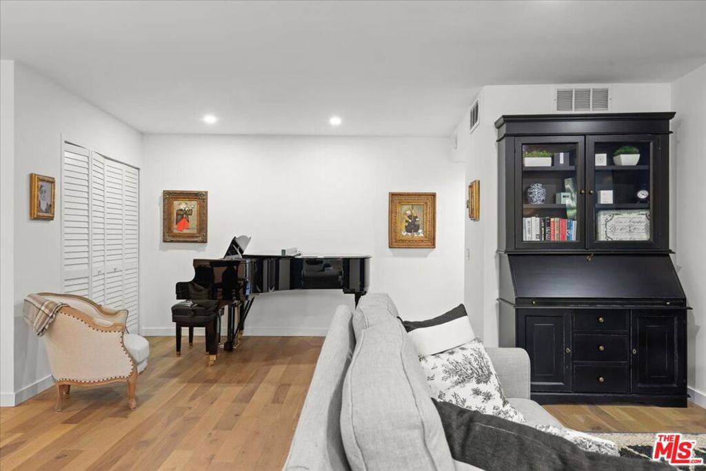 Los Angeles, CA 90046,7250 Franklin AVE #101