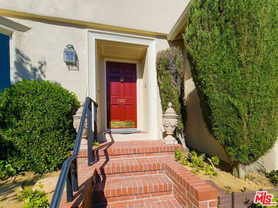 Los Angeles, CA 90069,8967 St Ives DR