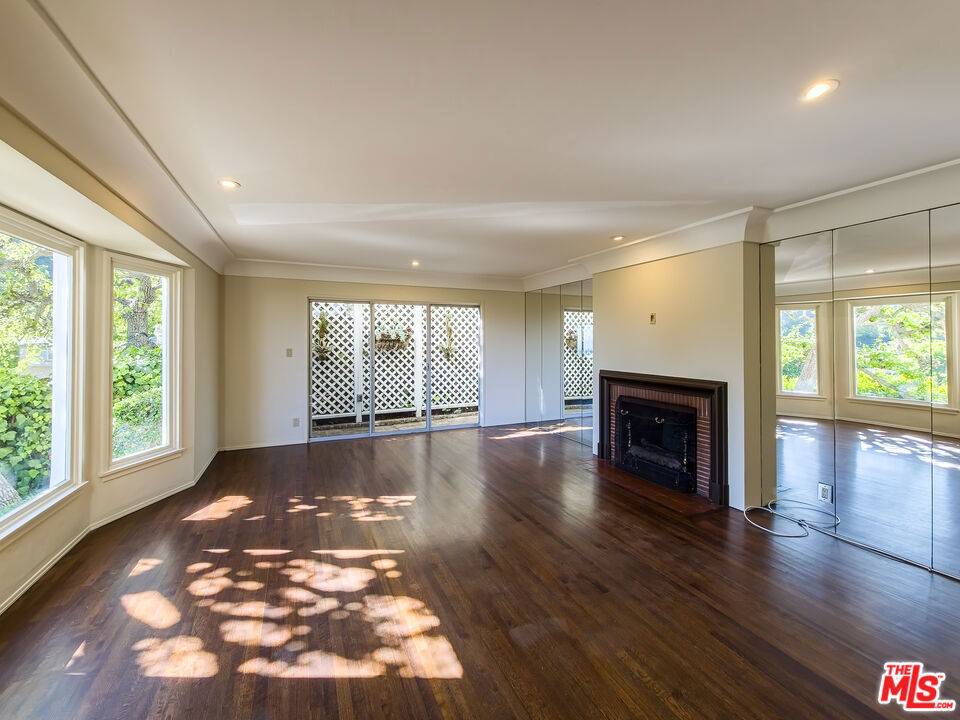 Los Angeles, CA 90069,8967 St Ives DR