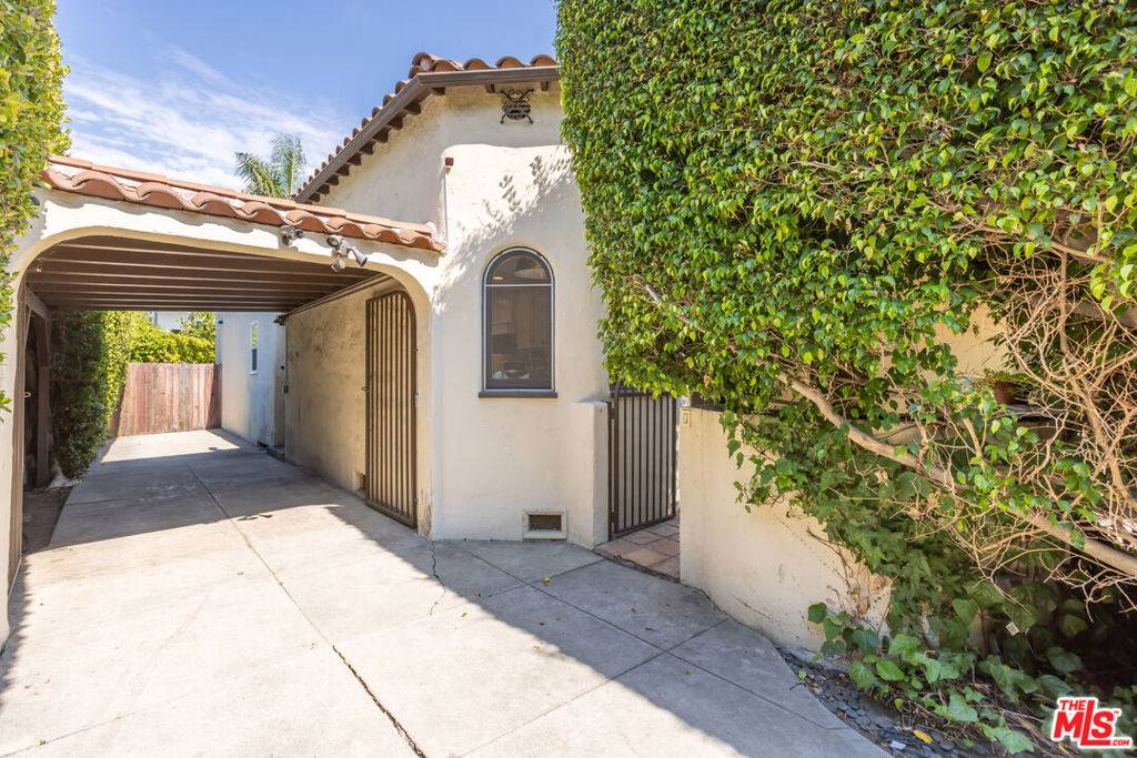 Los Angeles, CA 90046,724 N Spaulding AVE