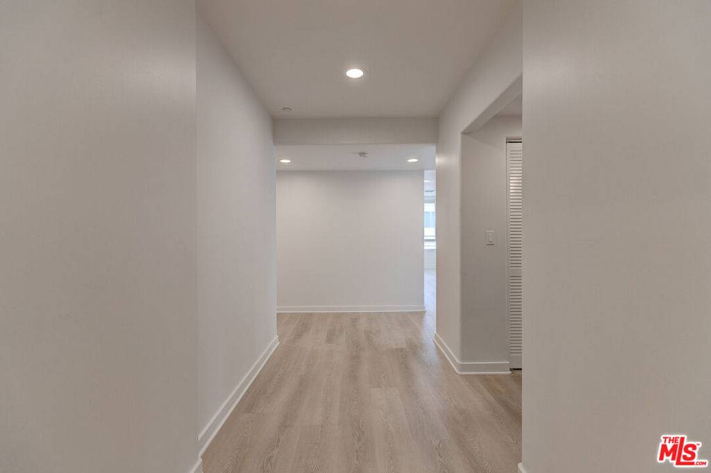 Encino, CA 91316,5143 White Oak AVE #203