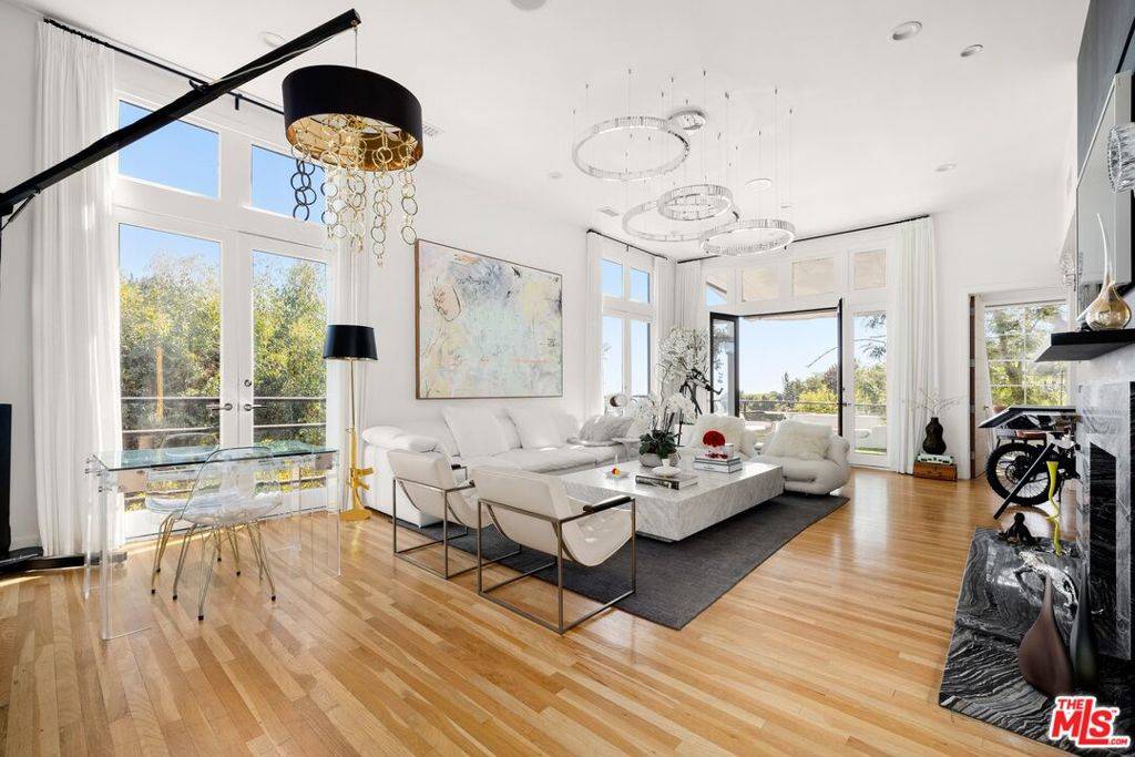 Beverly Hills, CA 90210,9314 Lloydcrest DR