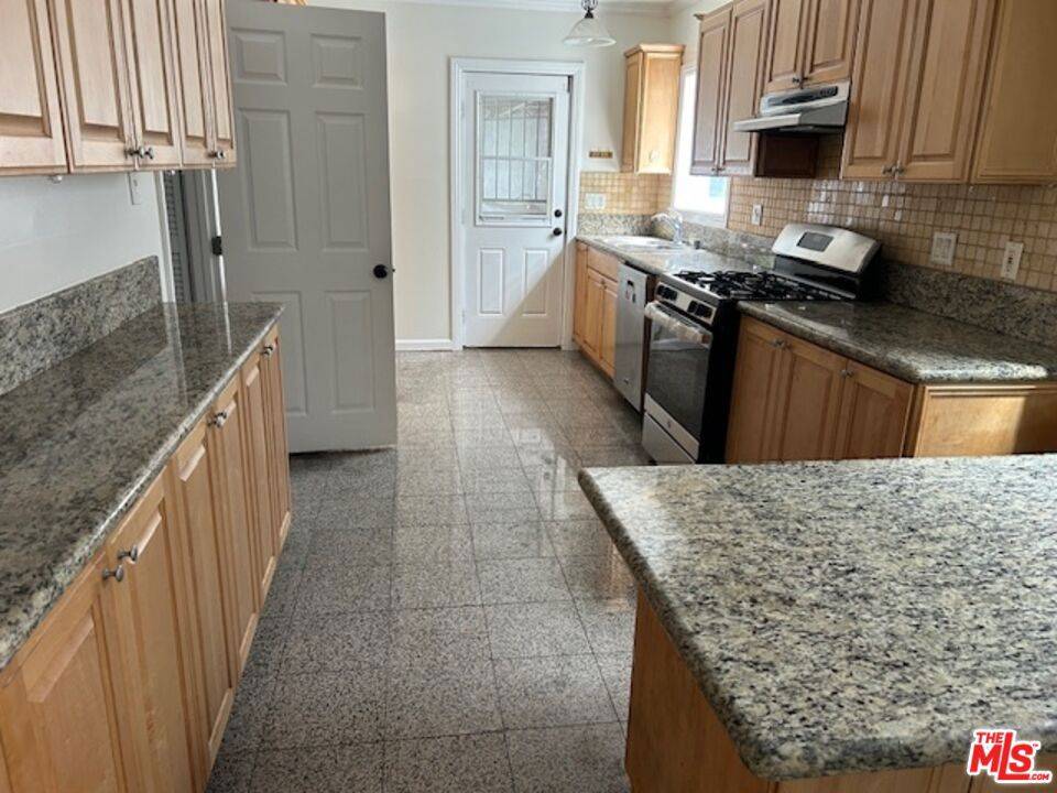 Los Angeles, CA 90029,860 Serrano PL