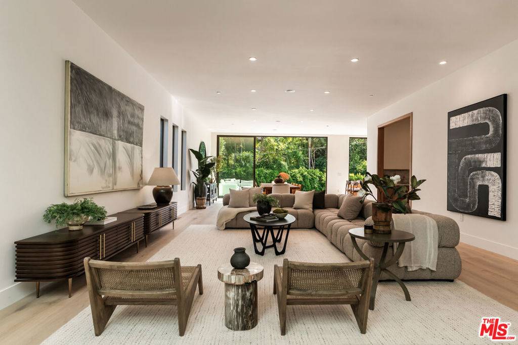 Los Angeles, CA 90049,1185 Mcclellan DR