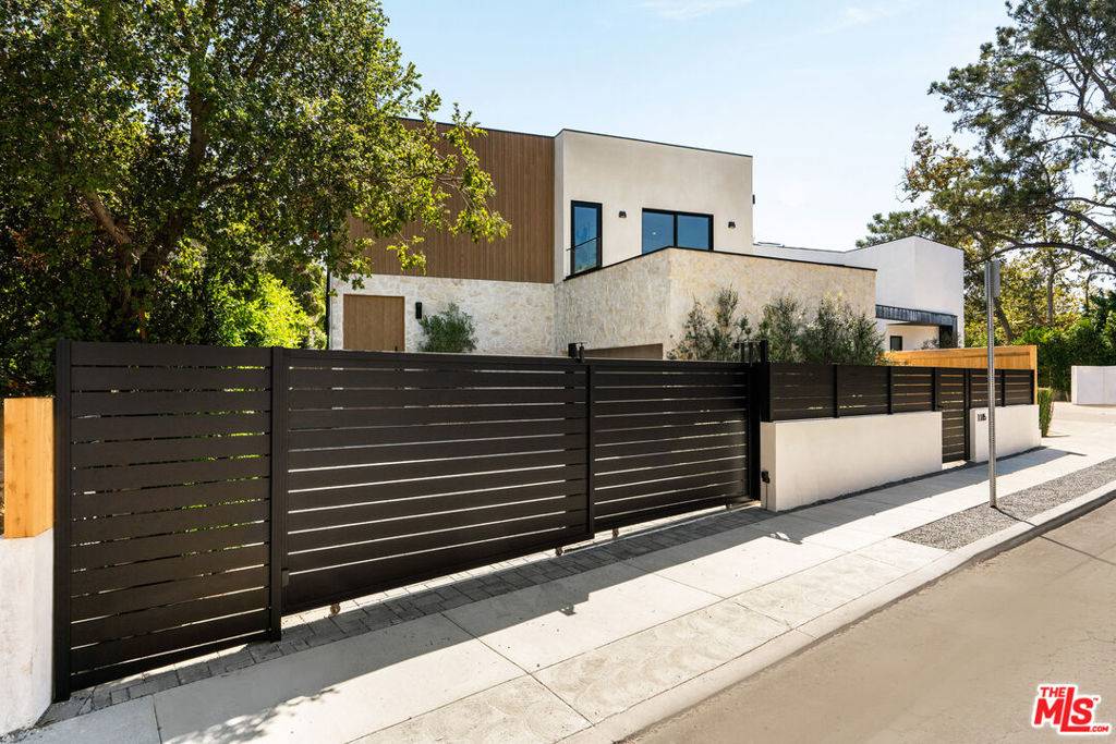 Los Angeles, CA 90049,1185 Mcclellan DR