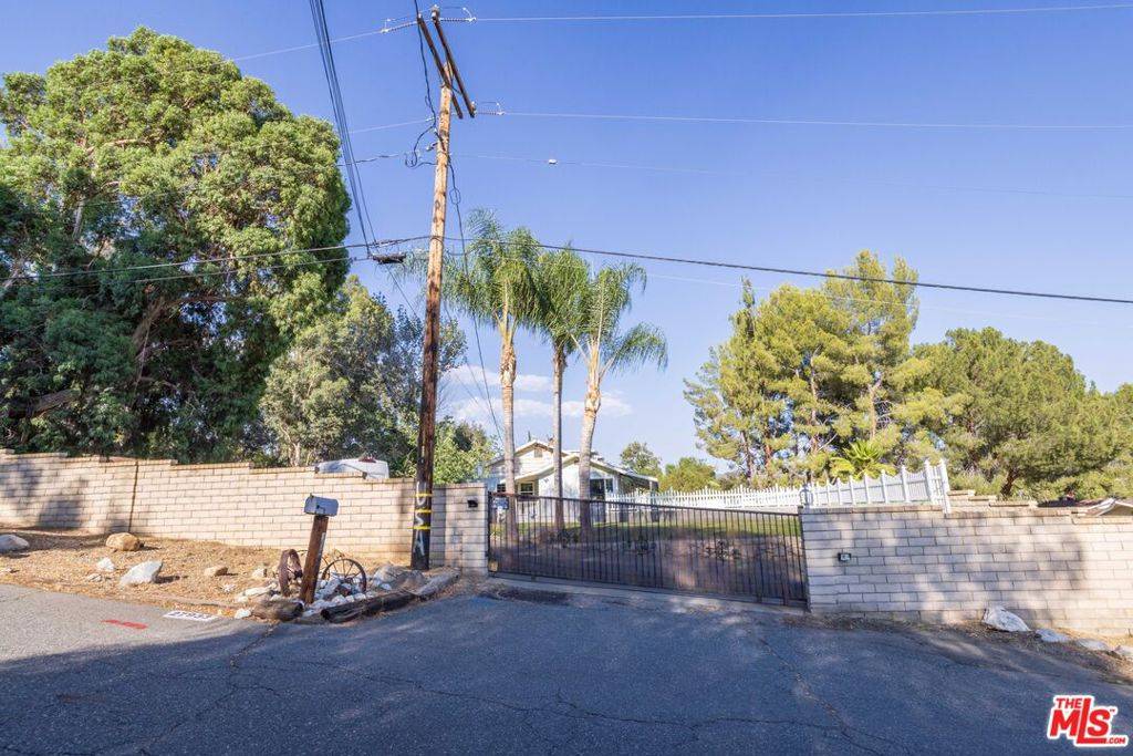 Canyon Country, CA 91387,27933 Magic Mountain LN