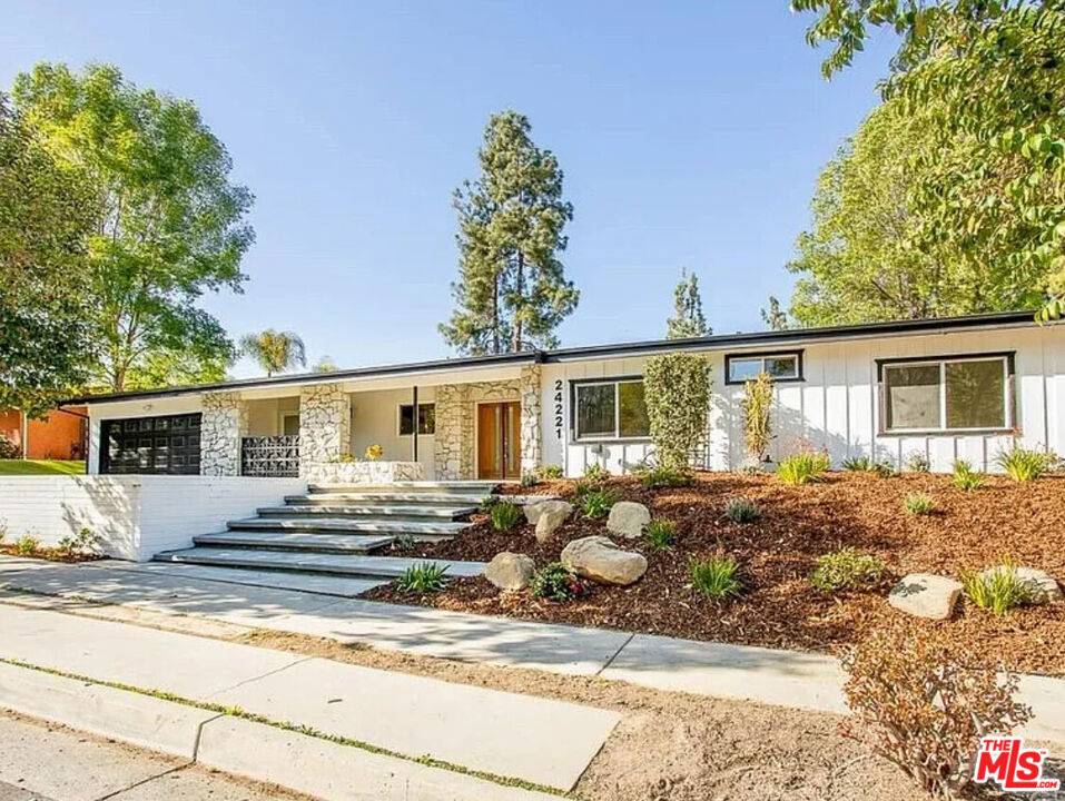 Woodland Hills, CA 91367,24221 Aetna ST