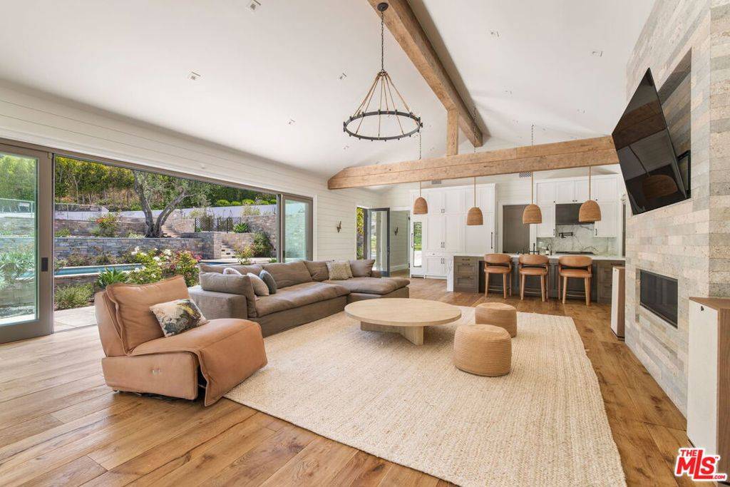 Pacific Palisades, CA 90272,937 & 935 Las Lomas AVE