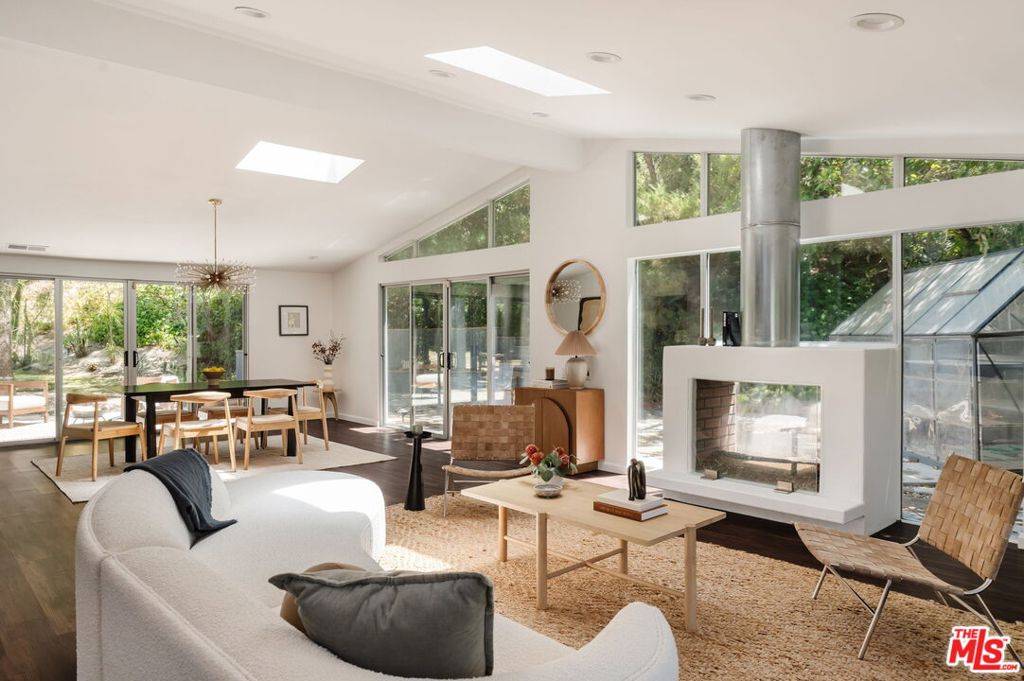 Encino, CA 91436,17008 Escalon DR