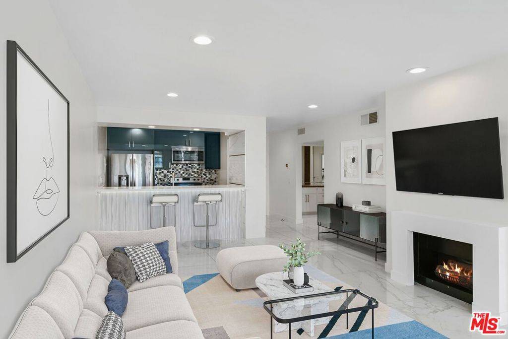 Los Angeles, CA 90046,1745 Camino Palmero ST #439