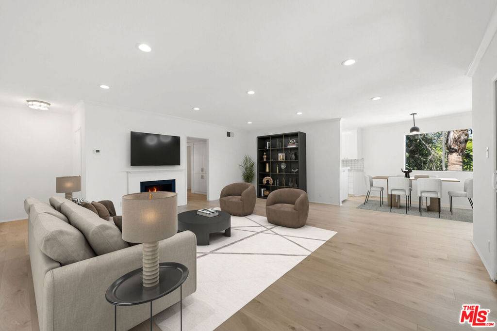 Santa Monica, CA 90402,222 7th ST #301