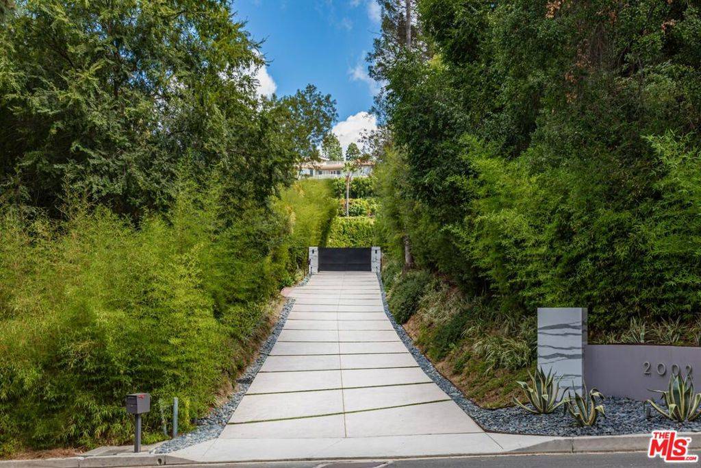 Beverly Hills, CA 90210,2002 LOMA VISTA DR