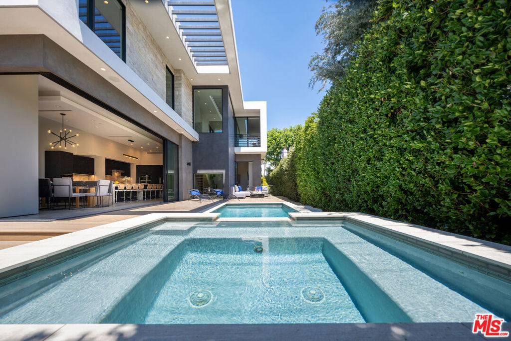 Los Angeles, CA 90048,8356 W 4th ST