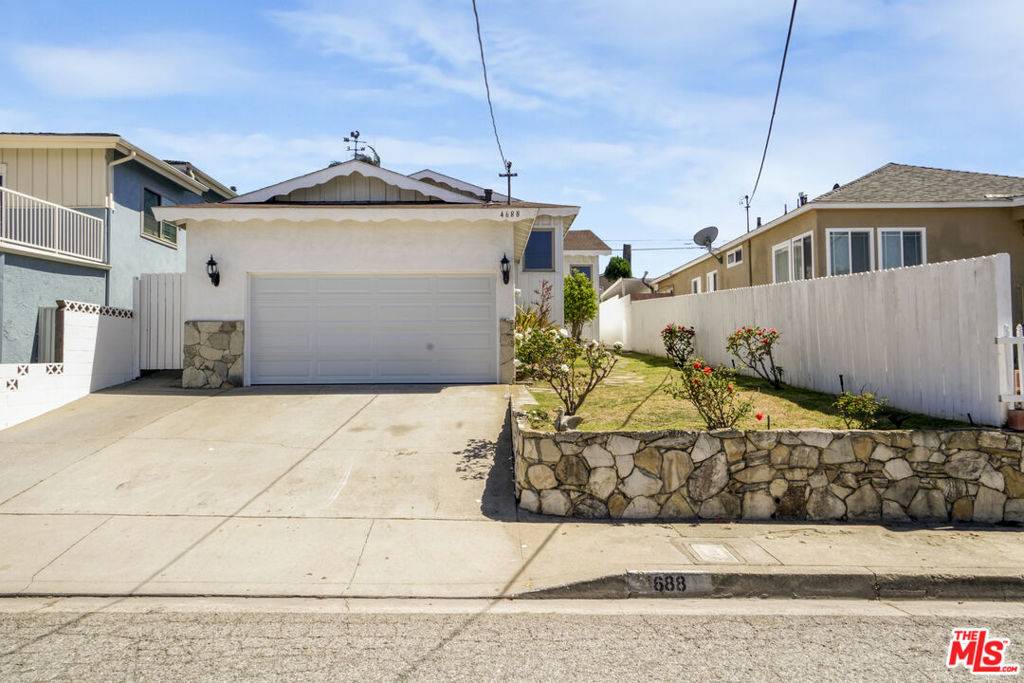 Hawthorne, CA 90250,4688 W 131st ST