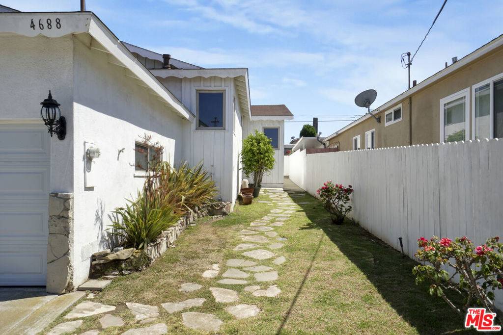 Hawthorne, CA 90250,4688 W 131st ST