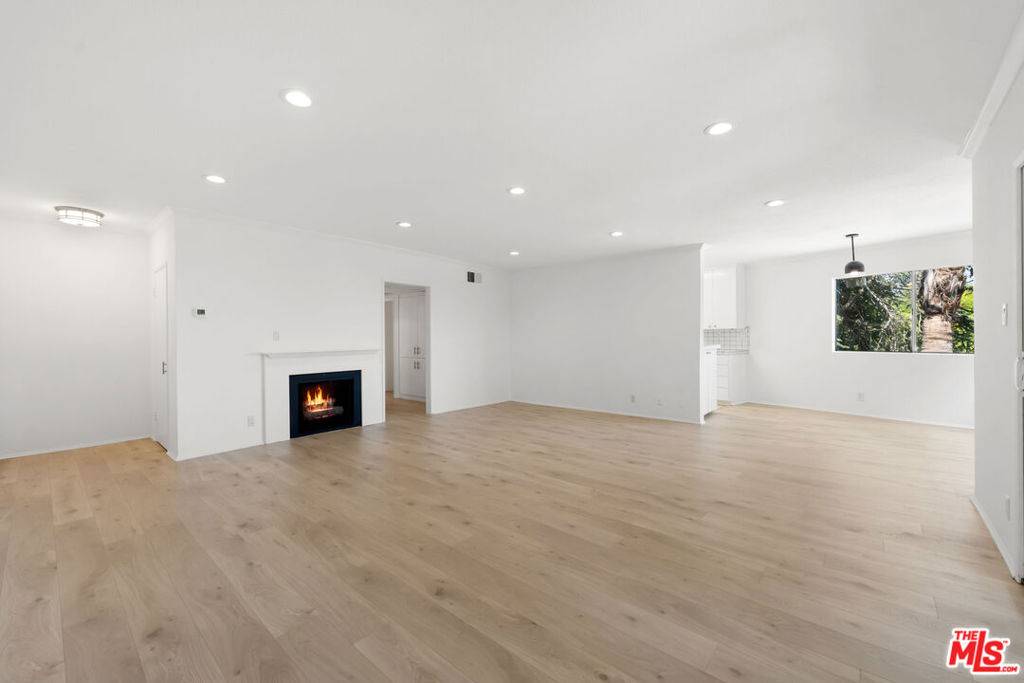 Santa Monica, CA 90402,222 7th ST #301