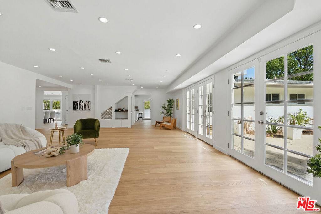 Tarzana, CA 91356,5220 Melvin AVE