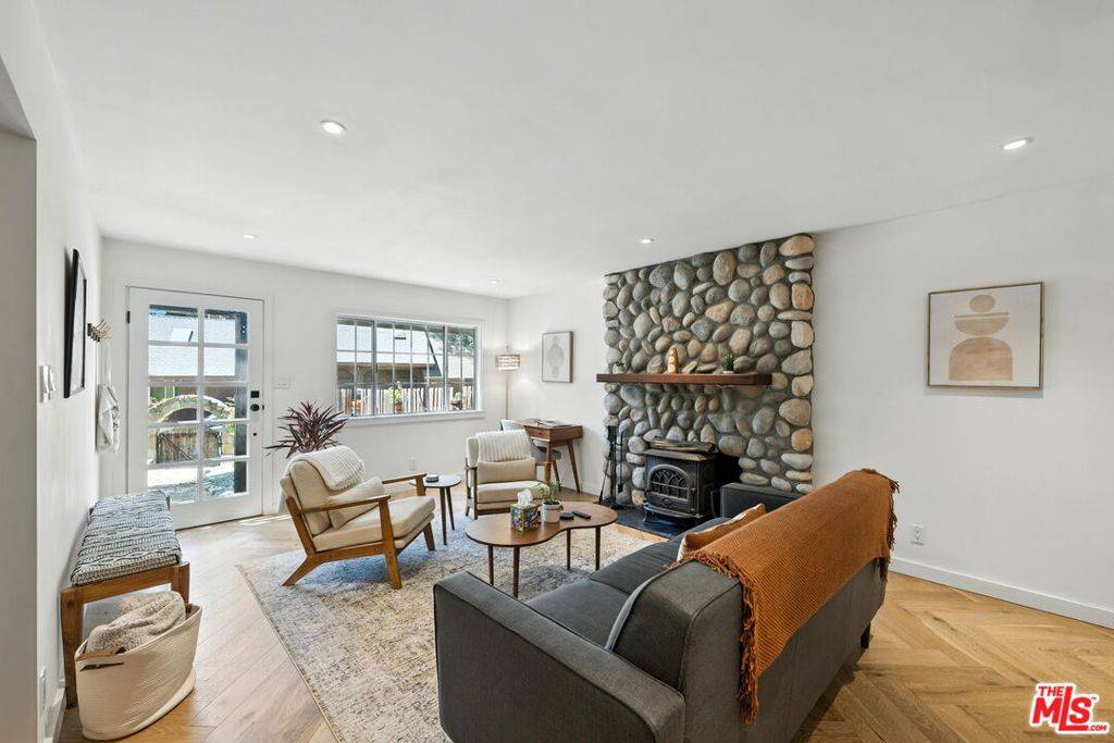 Topanga, CA 90290,21881 Koontz WAY