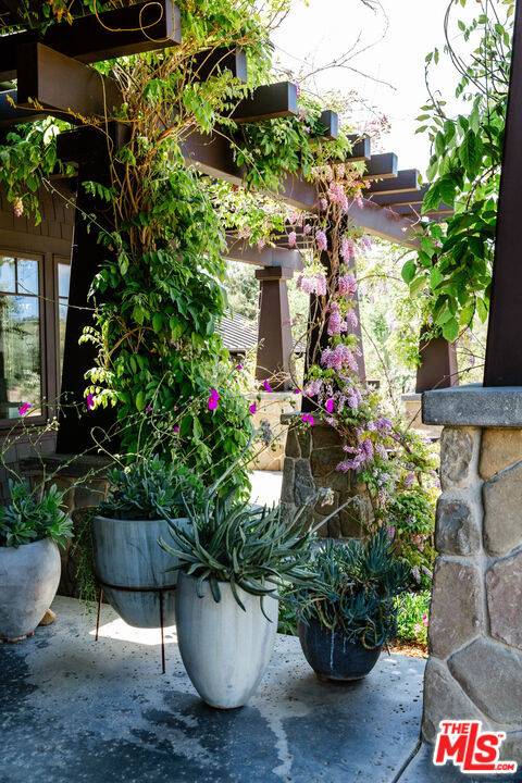 Ojai, CA 93023,220 France CIR