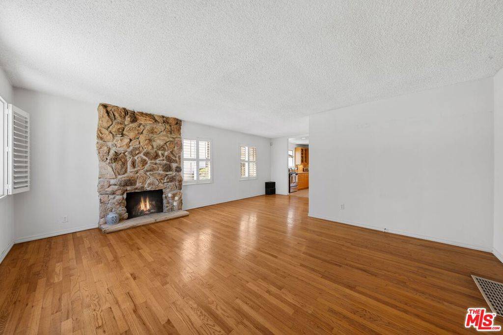 Los Angeles, CA 90066,3113 Mountain View AVE