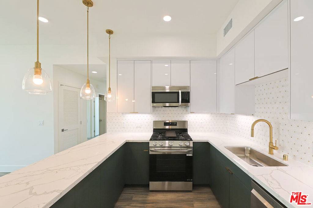 Los Angeles, CA 90018,4000 Montclair #301