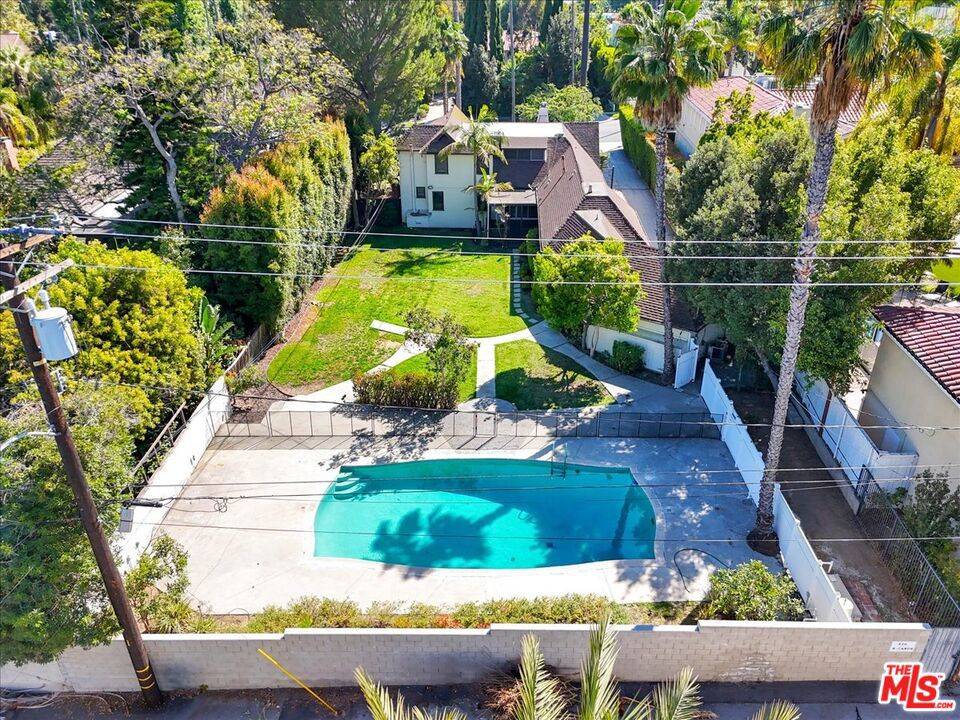 Beverly Hills, CA 90210,626 N Canon DR