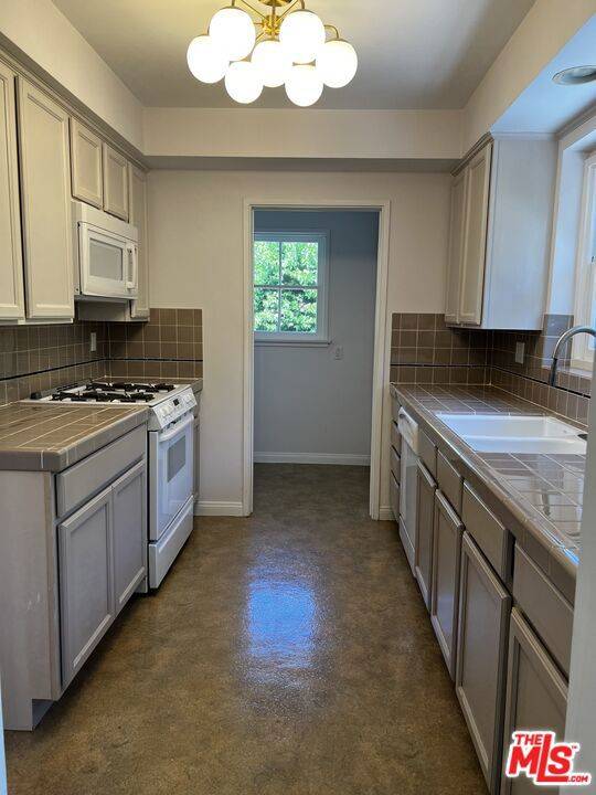 Los Angeles, CA 90049,130 S Bowling Green WAY #134