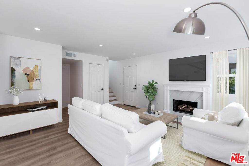 Calabasas, CA 91302,4273 Las Virgenes RD #6