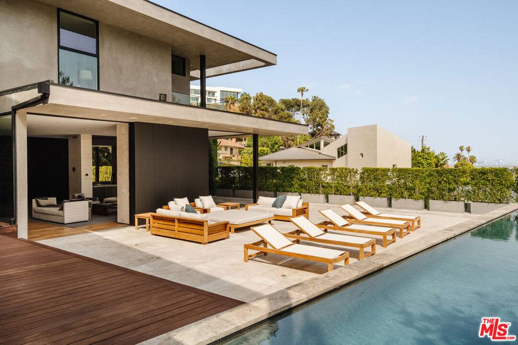 Los Angeles, CA 90069,1383 Londonderry PL