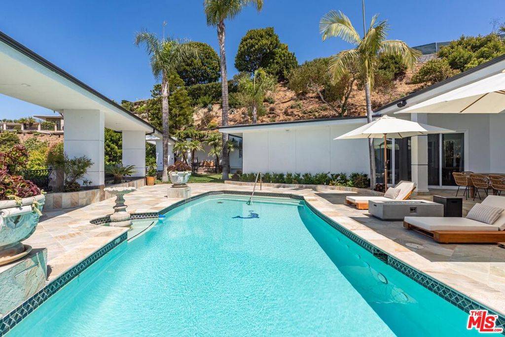 Beverly Hills, CA 90210,560 Chalette DR