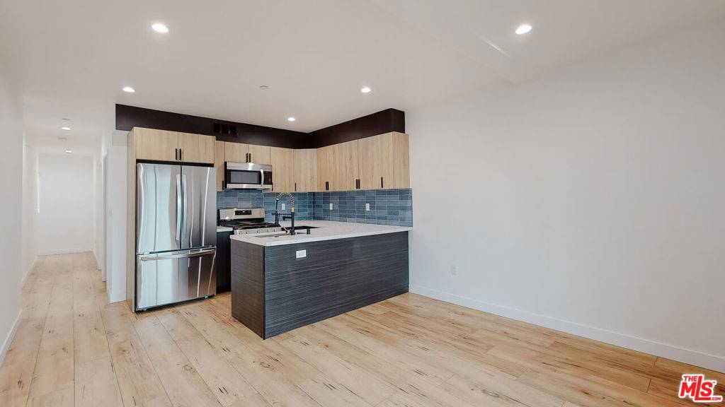 Van Nuys, CA 91406,6809 Gloria AVE