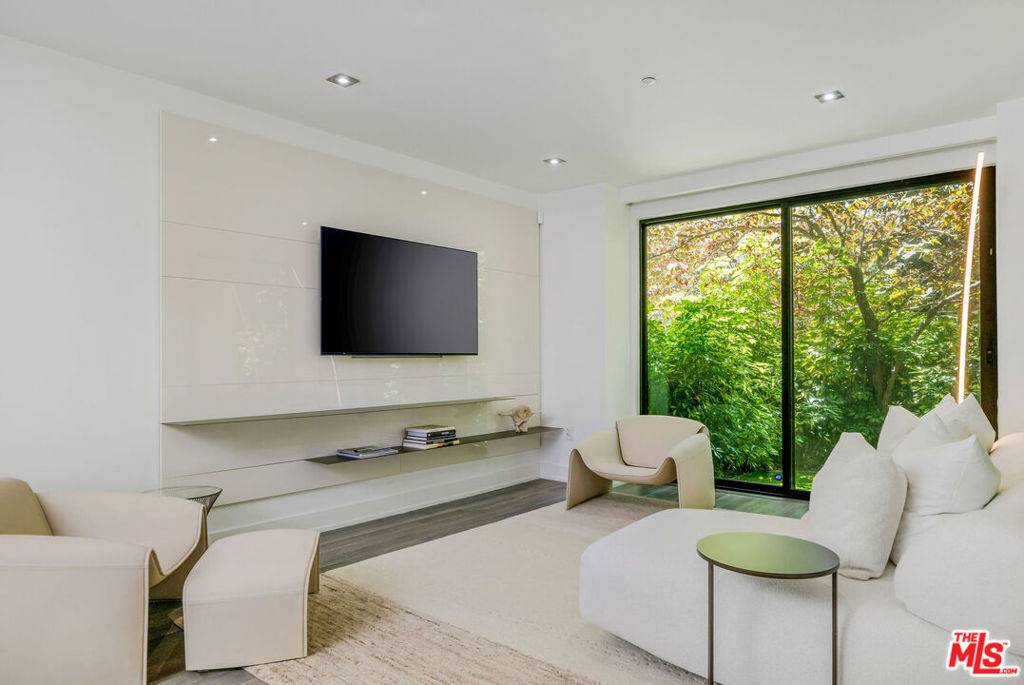 Beverly Hills, CA 90210,432 N Oakhurst DR #101