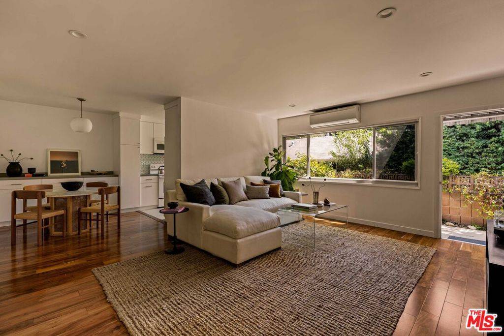 Los Angeles, CA 90068,2604 N Beachwood DR #2