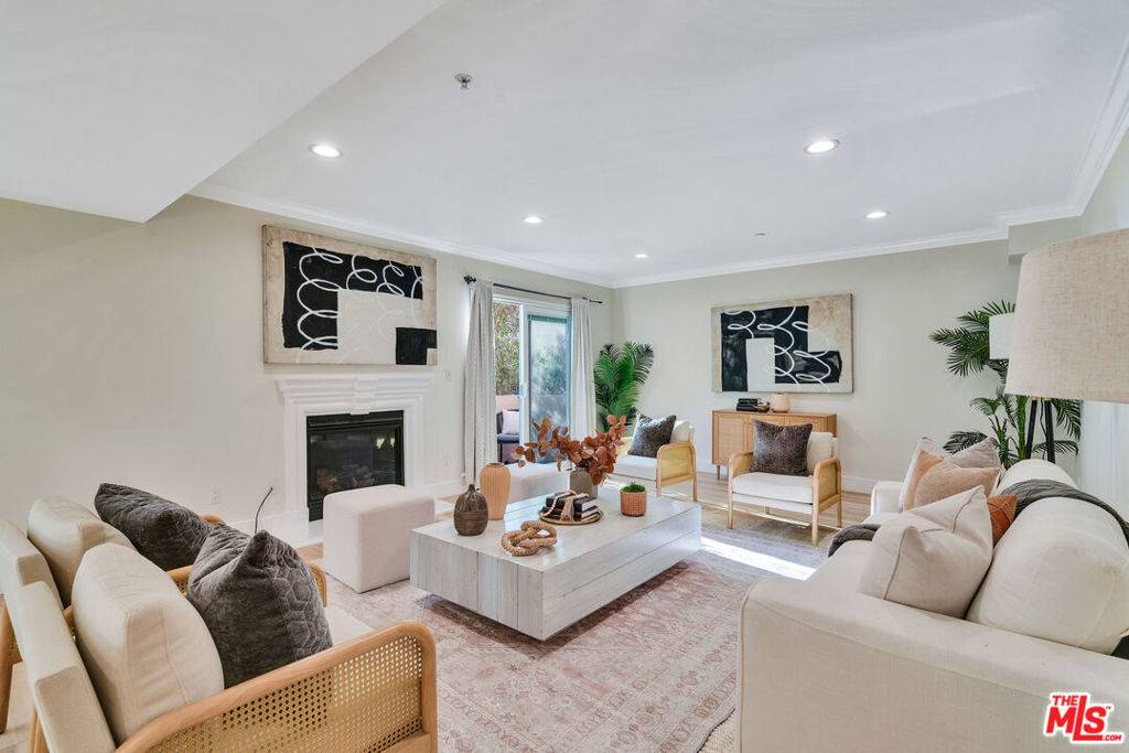 West Hollywood, CA 90048,118 S Clark DR #101