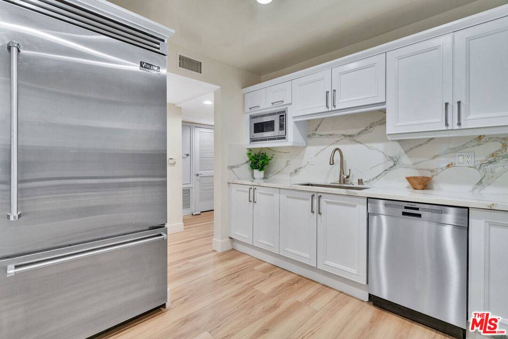 West Hollywood, CA 90048,118 S Clark DR #101