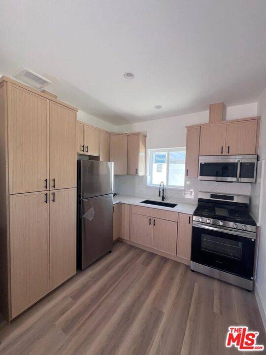 North Hollywood, CA 91605,7669 Beeman AVE