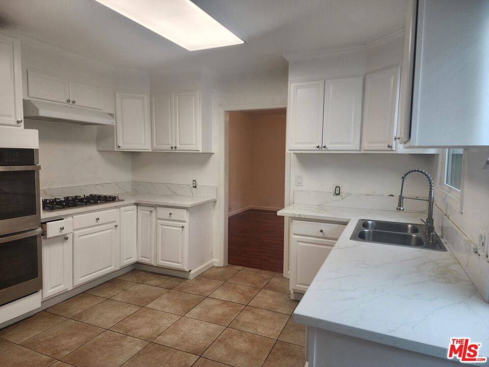 Beverly Hills, CA 90212,328 S Oakhurst DR