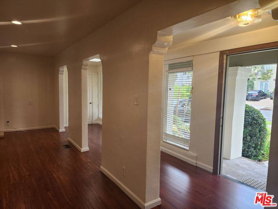 Beverly Hills, CA 90212,328 S Oakhurst DR