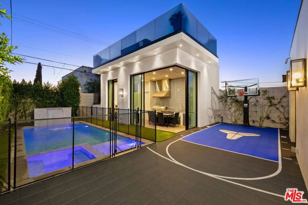 Los Angeles, CA 90036,521 N Formosa AVE