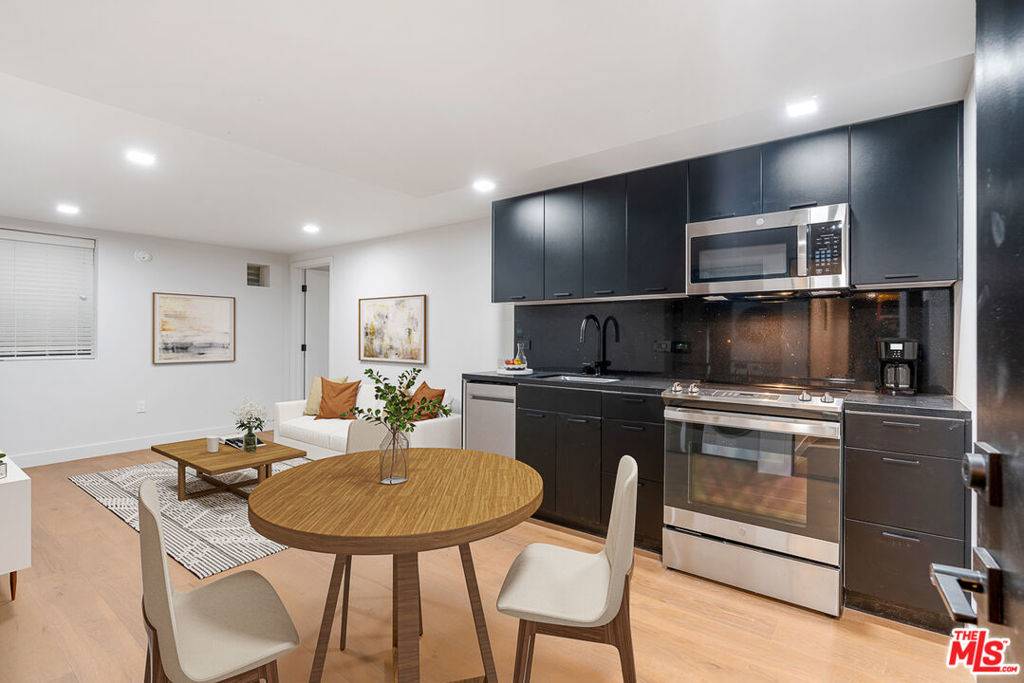 Los Angeles, CA 90049,12320 MONTANA AVE #110