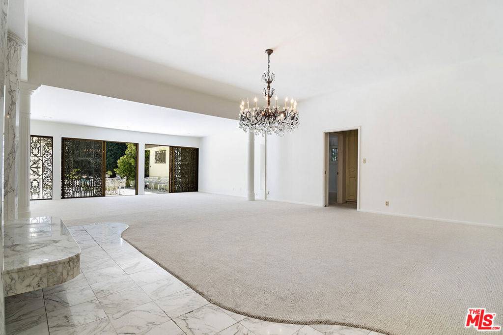 Los Angeles, CA 90036,180 N Highland AVE