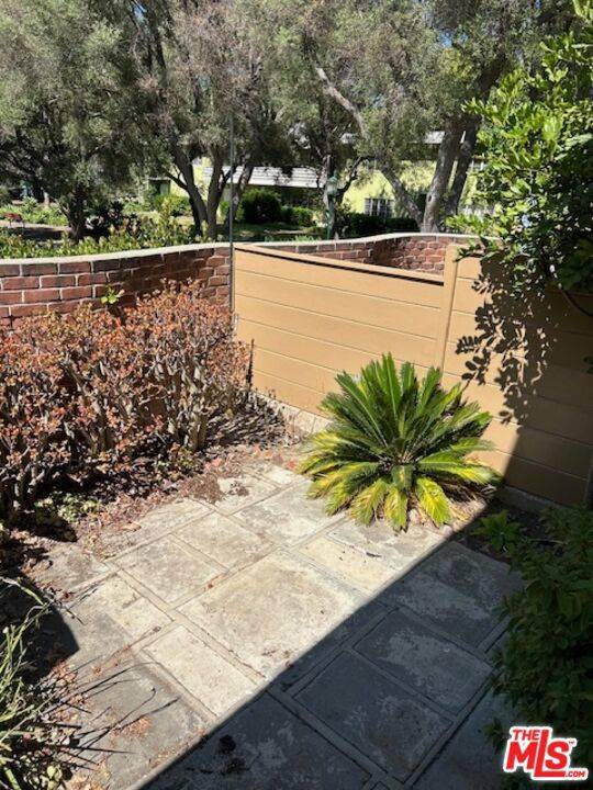 Los Angeles, CA 90016,5198 1/2 Village
