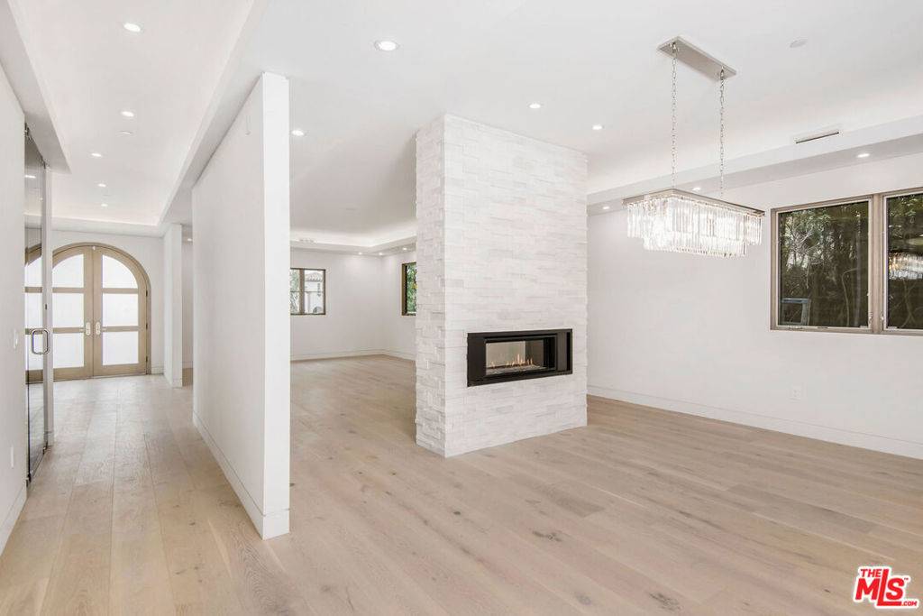 Beverly Hills, CA 90211,245 S La Peer DR